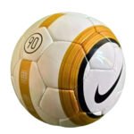 ⁦NIKE T90 2005-06 Total Gold Aerow Premier League Soccer Ball⁩ - الصورة ⁦2⁩